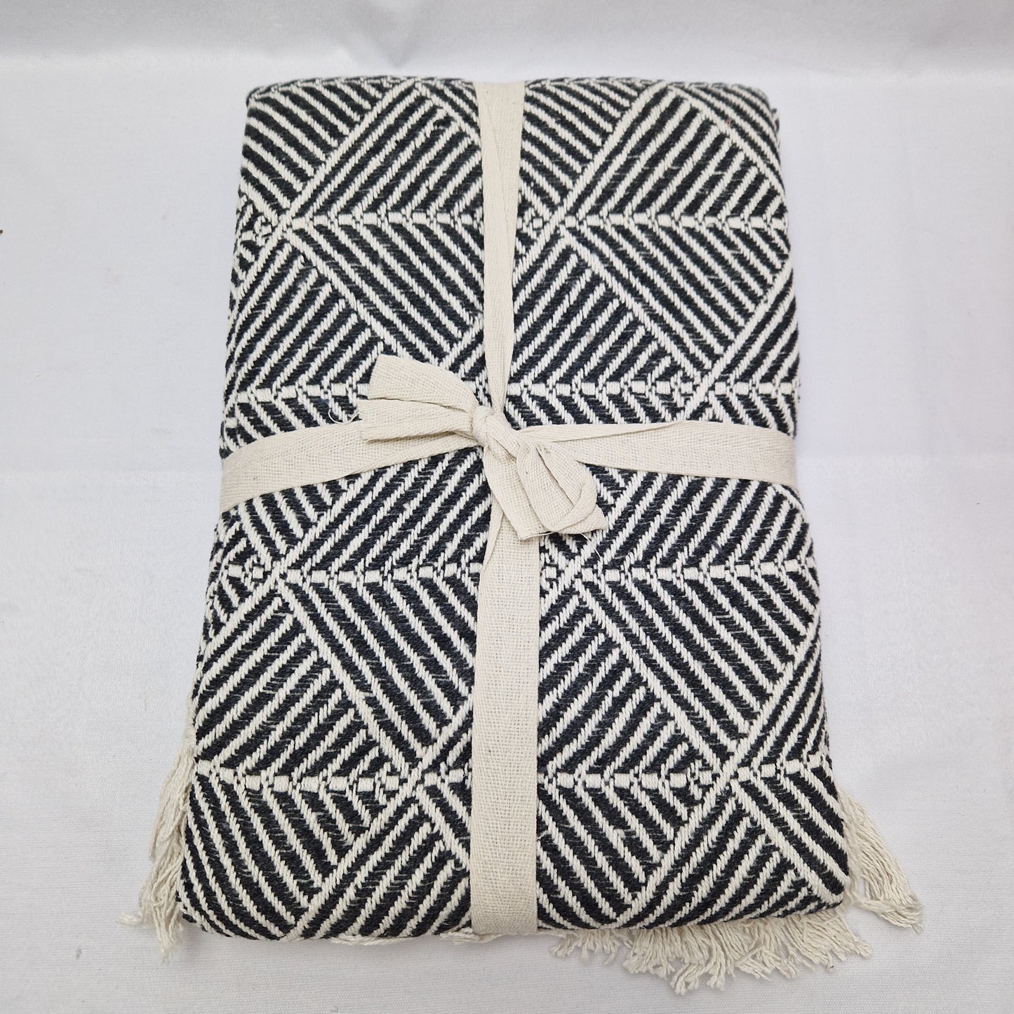 Beamfeature Country Club Milan Throw - Natural / Black Diamond Pattern